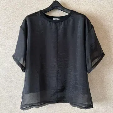 GeeRA 블랙 쉬폰 반팔 상의