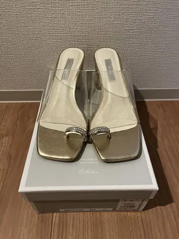 비쥬가 달린 클리어 샌들 셀포드