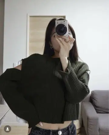 자라 카키 크롭 대비 컷 아웃 스웨트 셔츠