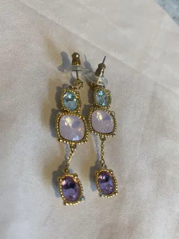 SWAROVSKI 스와로브스키 파스텔 컬러 귀걸이 세련된 디자인