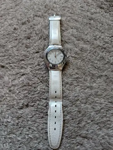 Swatch 아날로그 손목시계 화이트