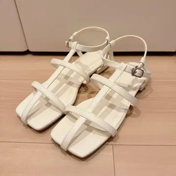 화이트 스트랩 샌들