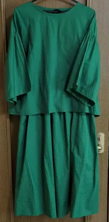 블라우스와 스커트 세트업