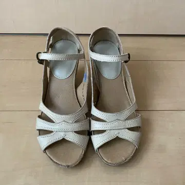로디 크림색 크로스 스트랩 샌들 미들 힐 M