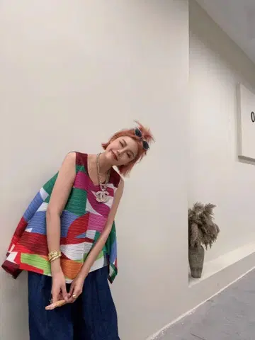 멀티 컬러 슬리브리스 탑 새상품 멋지다