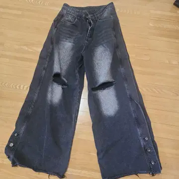 데미지 가공 다크 그레이 와이드 레그 데님 팬츠