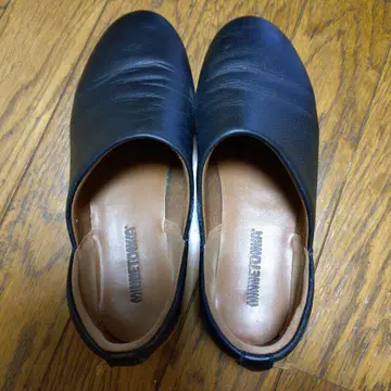Minnetonka 블랙 가죽 슬립온