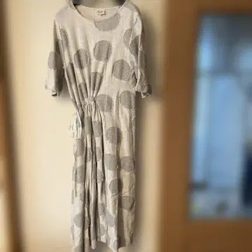Lene 도트 무늬 반팔 롱 원피스 비대칭