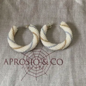 Aprosio&Co 화이트 컬러 후프 귀걸이