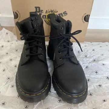 Dr. Martens 블랙 워크 부츠