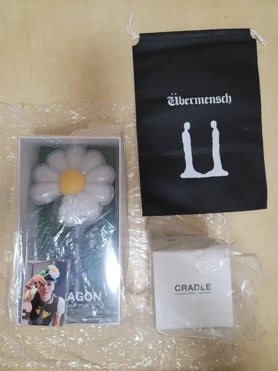 G-dragon Übermensch lightstick, cradle, pouch, sealed photocard bulk