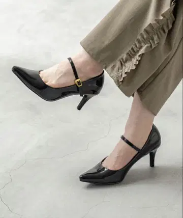새상품 26cm 블랙 에나멜 스틸레토 펌프스 스트랩