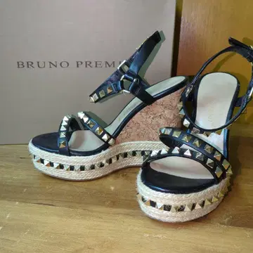 BRUNO PREMI 소가죽 스터드 웨지 샌들