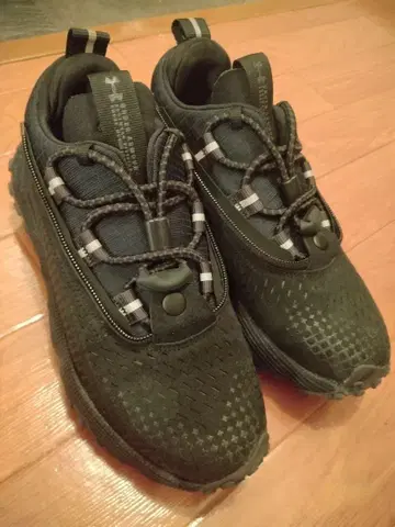 Under Armour 블랙 스니커즈 부츠