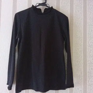 프릴 넥 블랙 긴팔 상의