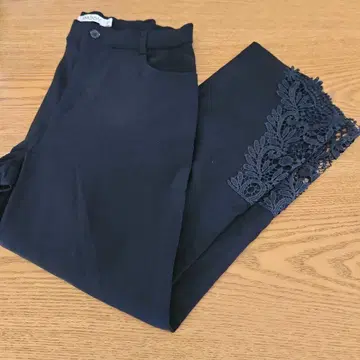 레이스가 있는 블랙 슬랙스