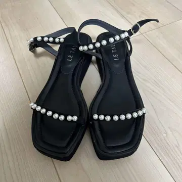 LE TALON 블랙 펄 샌들