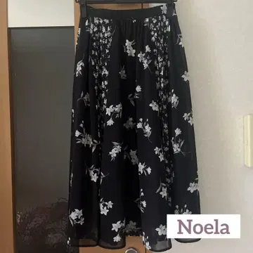 노엘라 오리지널 원단 블랙 꽃무늬 플레어 스커트