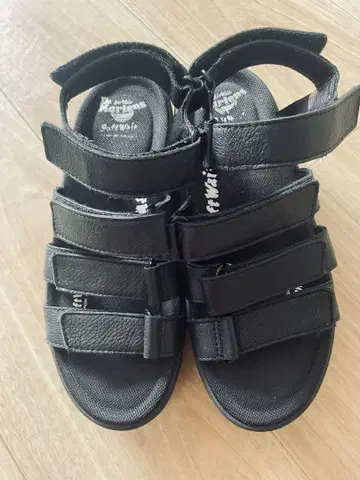 Dr.Martens 닥터마틴 통굽 샌들 블랙 UK4