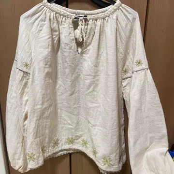 LiiLU 자수 블라우스