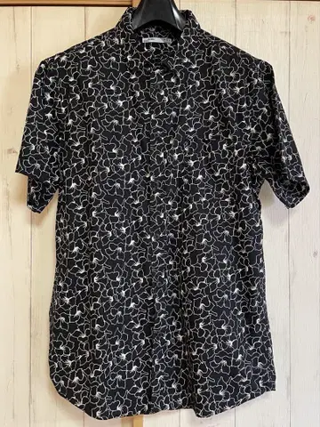 Bershka 반팔 셔츠 M 블랙 베이스에 화이트 꽃무늬