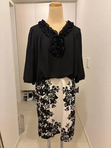 프릴이 달린 블라우스와 스커트 셋업