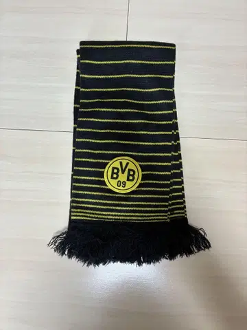 BVB 로고가 있는 머플러 블랙과 옐로우 컬러
