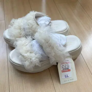 프릴이 달린 아이보리 샌들 LL 사이즈