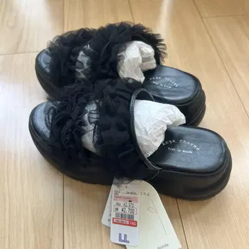 프릴이 달린 블랙 샌들 L L 사이즈