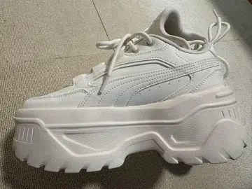 Puma 통굽 화이트 스니커즈