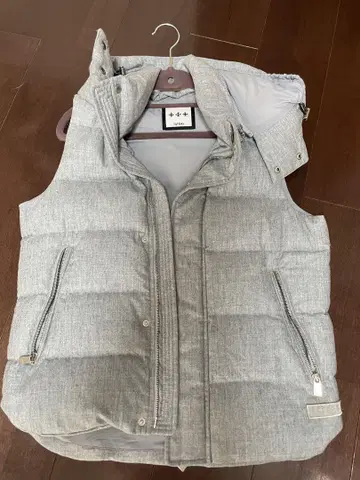 TATRAS 후드 부착 그레이 다운 베스트