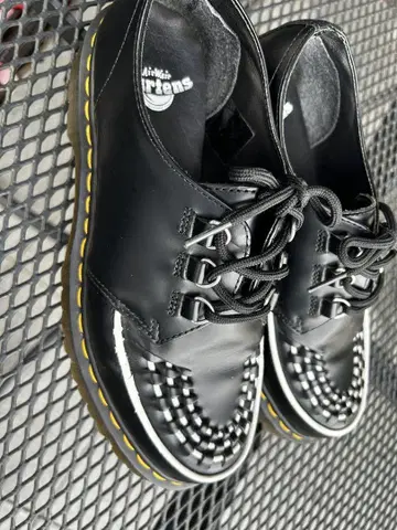 Dr. Martens 블랙 뜨개질 신발