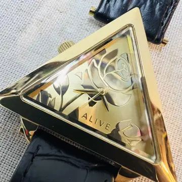 JULIDY ALIVE 콜라보 손목시계 삼각형 골드