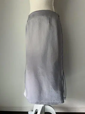 비팅 하트 실버 새틴 양쪽 사이드 지퍼 스커트
