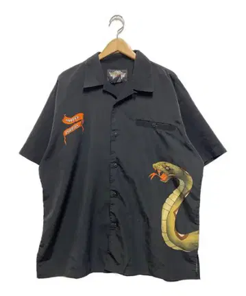 백발 착용 Harley Davidson 오픈 카라 셔츠 스네이크