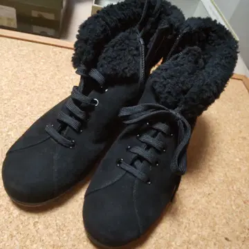 보아 디테일의 블랙 숏부츠 22.5cm