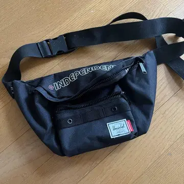 인디펜던트 바디백 블랙