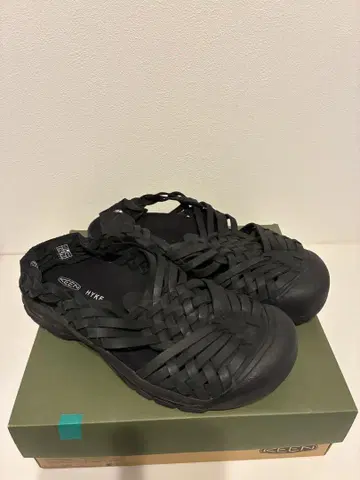 KEEN HYKE 블랙 크로그 샌들
