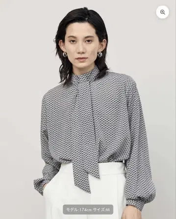 체인 패턴 보타이 블라우스