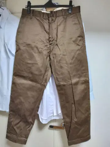 SHANTI i 브라운 치노 트라우저