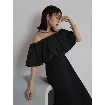 미사용 새상품 petirobe 쁘띠 로브 오프숄더 머메이드 원피스 블랙