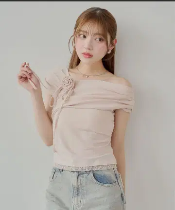 로즈 초커가 달린 원숄더 밑단 레이스 T