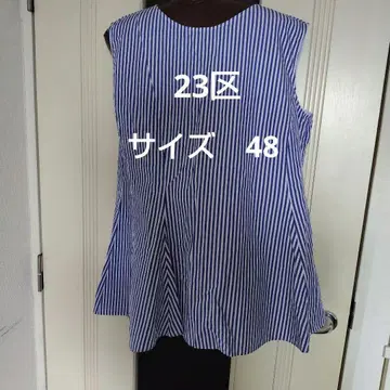 23구 블루와 화이트 스트라이프 패턴 슬리브리스 탑