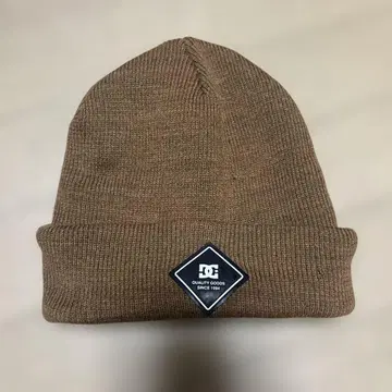 DC 브라운 니트 모자