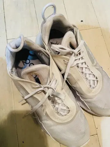 화이트 레이스업 슈즈