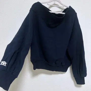 원숄더 로고스 맨투맨