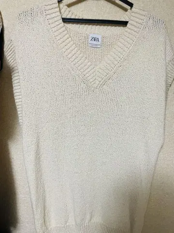 자라 크림색 V넥 니트