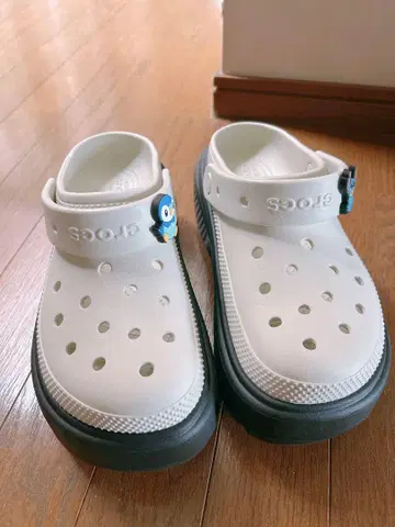 Crocs 스톰프 크로그 화이트 샌들