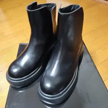 블랙 사이드 고어 부츠 통굽 미들 컷