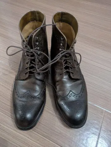 다크 브라운 가죽 윙 팁 부츠